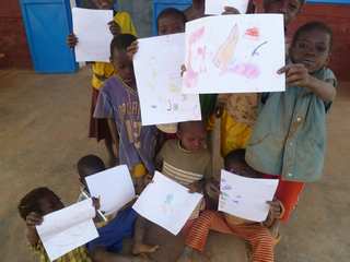 enfants avec leurs dessins