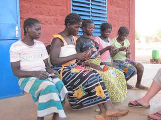 jeunes femmes tricotent